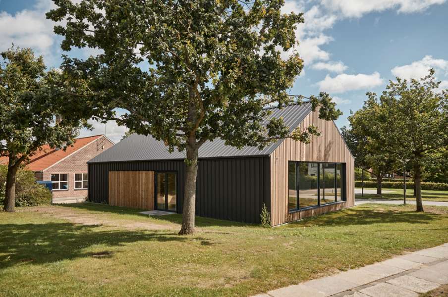 Erweiterung aus Stahl und Holz verschafft der Risskover Bibliothek zusätzlichen Raum „zum Ausleihen“, Risskover Bibliothek - Fortebakken 1, 8240 Risskov, Dänemark